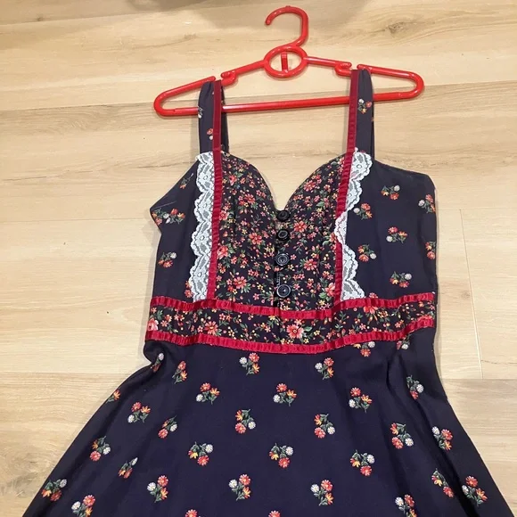 Beautiful Gunne Sax Floral Dress with Red and White Accents - Picture 3 of 9